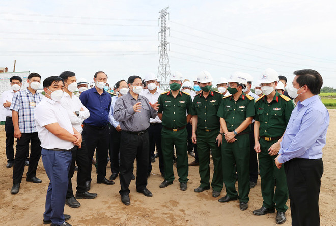 [Photo] Thủ tướng kiểm tra Dự án đường cao tốc Mỹ Thuận-Cần Thơ ảnh 3