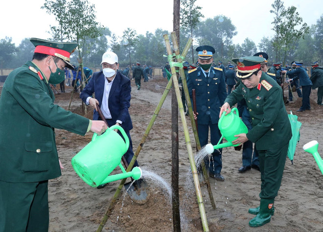 Đại tướng Phan Văn Giang, Bộ trưởng Bộ Quốc phòng và các đại biểu trồng cây. (Ảnh: Trọng Đức/TTXVN) Toàn quân phấn đấu trồng 3,3 triệu cây phân tán và gần 2.500ha rừng ảnh 1