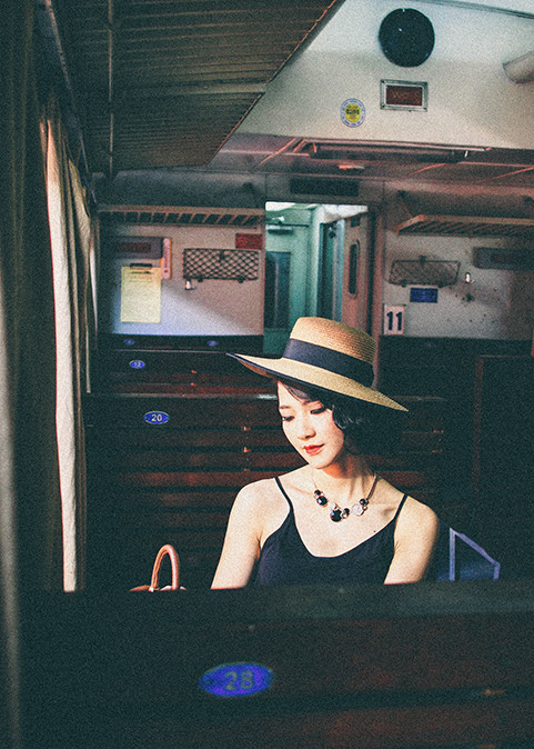 Hoa hậu Trần Thị Quỳnh đẹp khác lạ với thời trang thập niên 50 ảnh 7