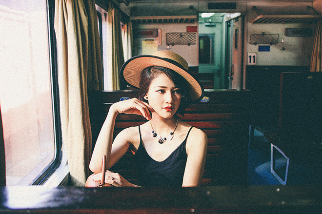 Hoa hậu Trần Thị Quỳnh đẹp khác lạ với thời trang thập niên 50 ảnh 1