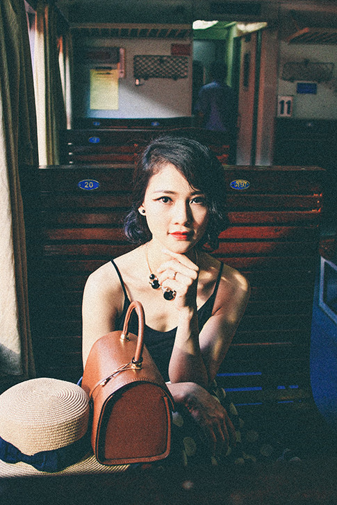 Hoa hậu Trần Thị Quỳnh đẹp khác lạ với thời trang thập niên 50 ảnh 5