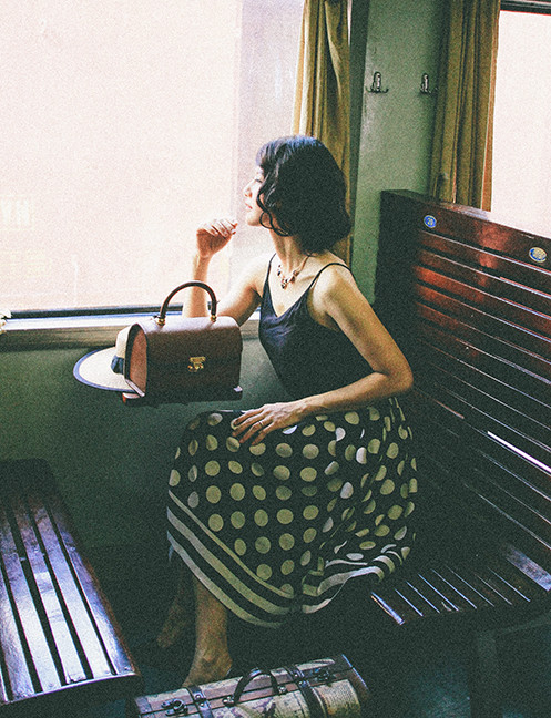 Hoa hậu Trần Thị Quỳnh đẹp khác lạ với thời trang thập niên 50 ảnh 6