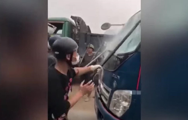 Ảnh chụp màn hình các đối tượng đập phá xe ôtô trong vụ tranh chấp đất đai ở Lương Sơn, Hòa Bình. Vụ tranh chấp đất đai tại Lương Sơn: Khởi tố 9 bị can liên quan ảnh 1