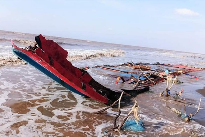 Xác tàu trôi dạt vào bờ biển thị xã Vĩnh Châu, tỉnh Sóc Trăng (Ảnh do Bộ đội Biên phòng cung cấp). Cứu 3 thuyền viên người Indonesia trôi dạt vào vùng biển Sóc Trăng ảnh 1