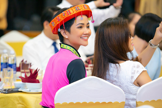 H’Hen Niê ‘Mở đường đến tương lai’ trong trang phục H’Mông ảnh 5