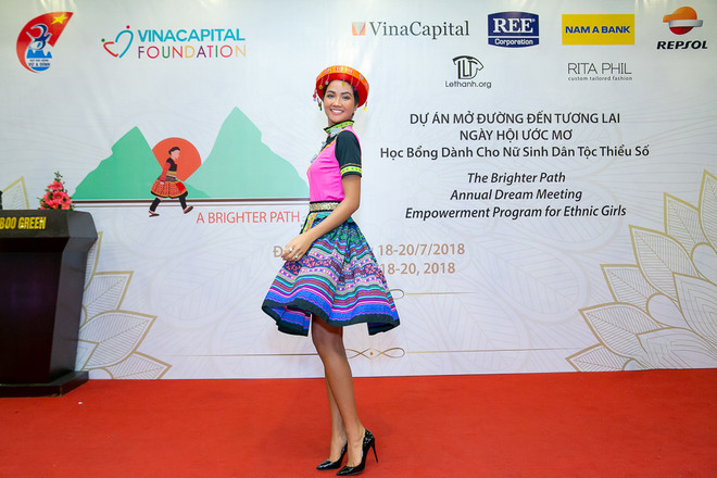 H’Hen Niê ‘Mở đường đến tương lai’ trong trang phục H’Mông ảnh 6