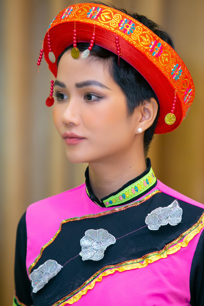 H’Hen Niê ‘Mở đường đến tương lai’ trong trang phục H’Mông ảnh 7