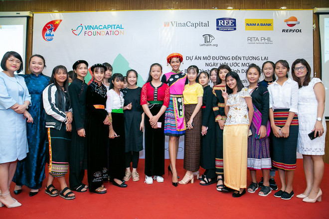 H’Hen Niê ‘Mở đường đến tương lai’ trong trang phục H’Mông ảnh 2