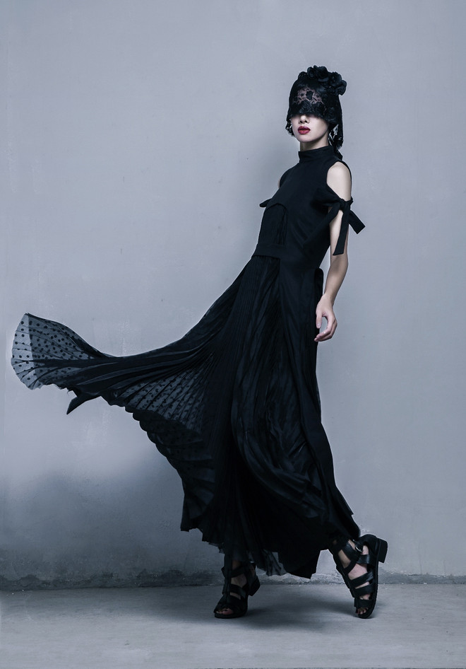 Đỗ Hà đầy ma mị và bí ẩn trong những trang phục phá cách mới ảnh 3