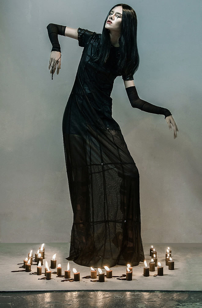 Đỗ Hà đầy ma mị và bí ẩn trong những trang phục phá cách mới ảnh 6