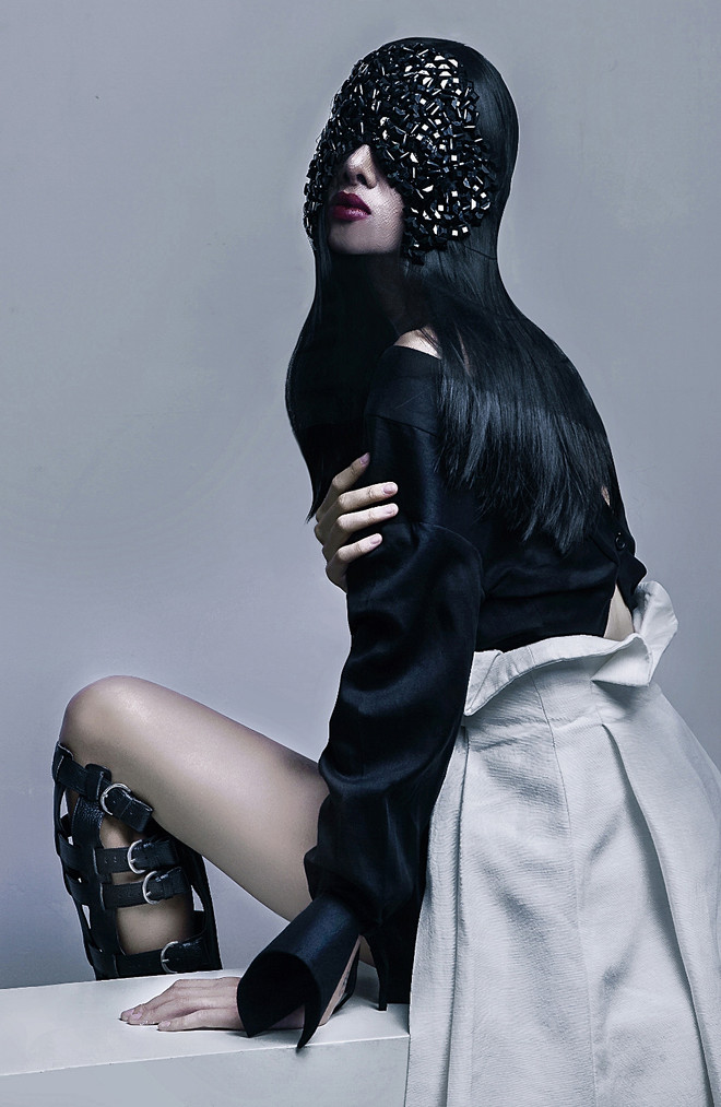 Đỗ Hà đầy ma mị và bí ẩn trong những trang phục phá cách mới ảnh 5