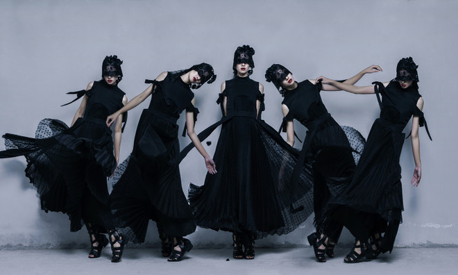 Đỗ Hà đầy ma mị và bí ẩn trong những trang phục phá cách mới ảnh 1