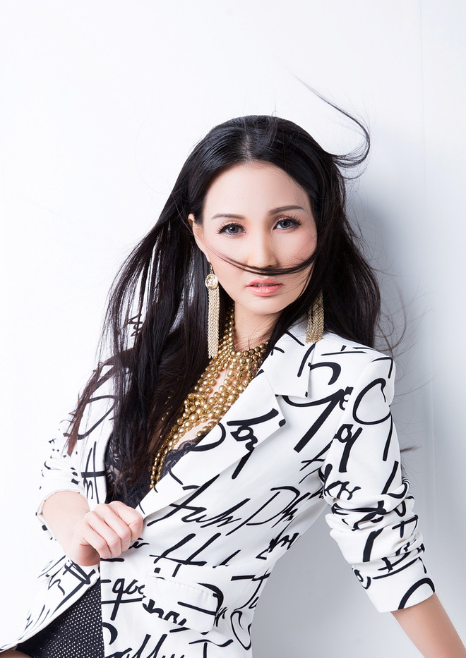 Vest mùa Thu với họa tiết phá cách theo hai tông màu trắng-đen ảnh 2