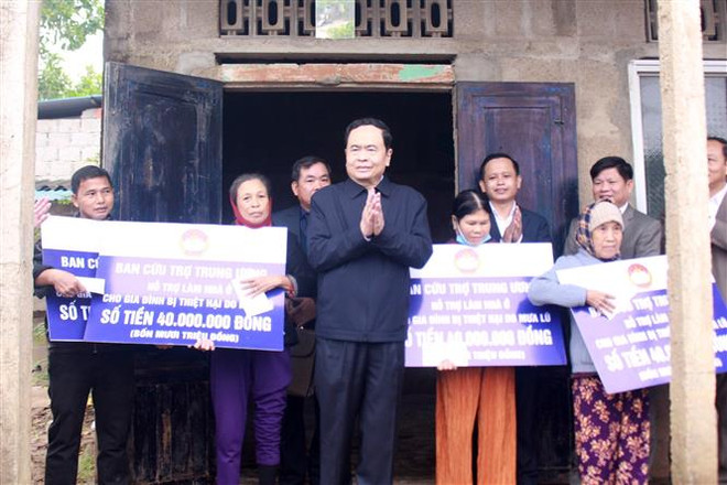 Chủ tịch Ủy ban Trung ương MTTQ Việt Nam tặng quà người dân Quảng Trị ảnh 2