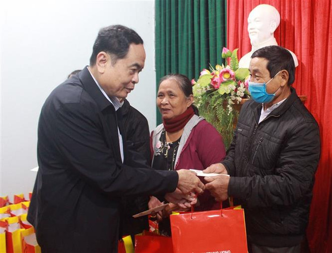 Chủ tịch Ủy ban Trung ương MTTQ Việt Nam tặng quà người dân Quảng Trị ảnh 1