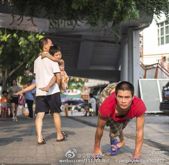 Xúc động cảnh người cha tật nguyền bò lê khắp nơi tìm con thất lạc ảnh 2