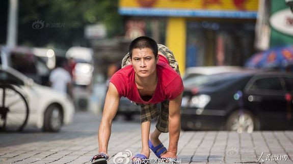 Xúc động cảnh người cha tật nguyền bò lê khắp nơi tìm con thất lạc ảnh 1