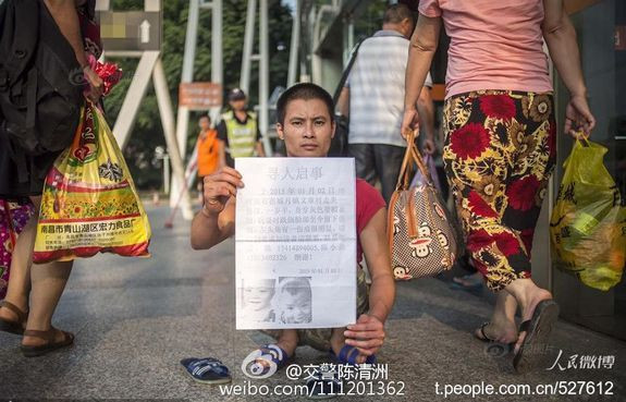 Xúc động cảnh người cha tật nguyền bò lê khắp nơi tìm con thất lạc ảnh 3