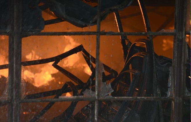 Hà Nội: Cháy lớn tại kho chứa phụ tùng Công ty Ôtô Cơ khí Hòa Bình ảnh 2