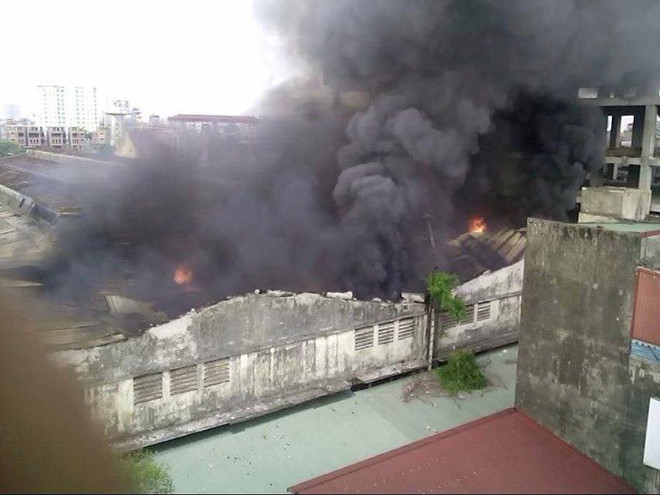 Hà Nội: Cháy lớn tại kho chứa phụ tùng Công ty Ôtô Cơ khí Hòa Bình ảnh 7