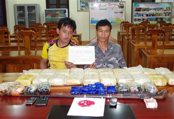Hai đối tượng Bun Son và Lếch Vang cùng tang vật bị bắt giữ. (Ảnh: TTXVN phát) Bộ đội biên phòng Điện Biên phá thành công 2 chuyên án lớn về ma túy ảnh 1