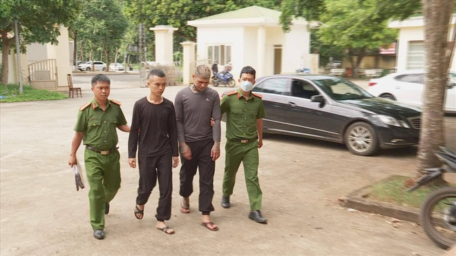 Trần Nam Giang và Trần Văn Hiệp bị lực lượng chức năng bắt giữ. (Nguồn: Lao Động) Đắk Lắk: Tạm giữ hai đối tượng đánh người tử vong tại quán bar ảnh 1