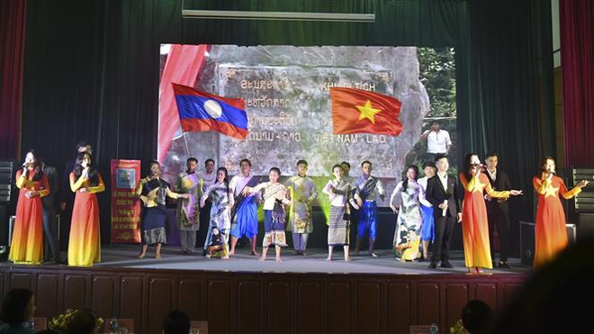 Chương trình nghệ thuật chào mừng Lễ phát động. (Ảnh: Phương Hoa/TTXVN) Phát động Cuộc thi tìm hiểu lịch sử quan hệ đặc biệt Việt Nam-Lào ảnh 2