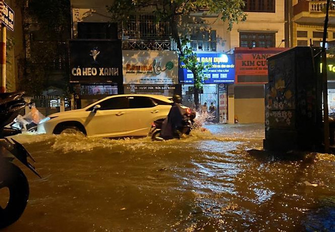 Mưa to, xuất hiện nhiều điểm úng ngập tại khu vực nội thành Hà Nội ảnh 1