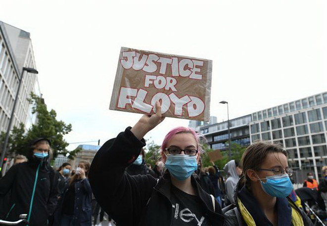 Hàng nghìn người Đức, Nhật tuần hành phản đối phân biệt chủng tộc ảnh 1