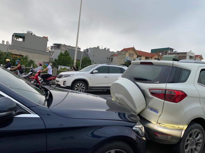 [Video] Cháy xe Range Rover trên cầu Chương Dương, lửa bốc ngùn ngụt ảnh 2