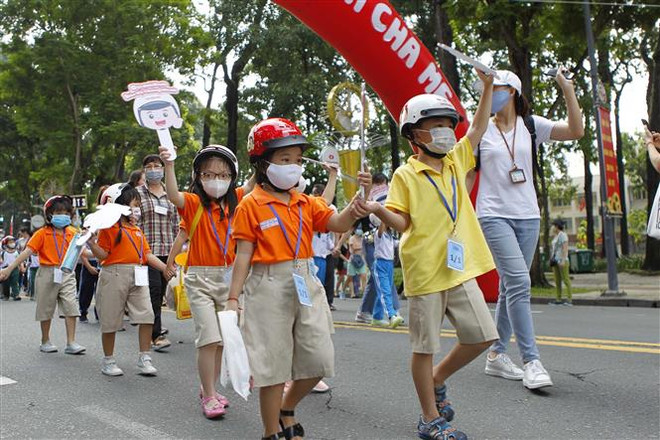 Phó Thủ tướng đi bộ vận động toàn dân đội mũ bảo hiểm cho trẻ em ảnh 2
