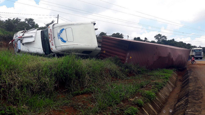 Xe container lao qua mương thoát nước, lật xuống vệ đường ảnh 1