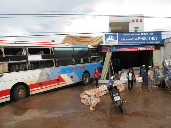 Đắk Nông: Xe tải va chạm với xe máy cày khiến nhiều người bị thương ảnh 1