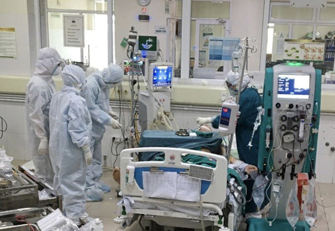 Điều trị cho bệnh nhân COVID-19 tại Bệnh viện Bệnh nhiệt đới Trung ương cơ sở 2. (Ảnh: TTXVN) Phó Thủ tướng: Bộ Y tế đề xuất bổ sung thêm số lượng máy thở ảnh 1