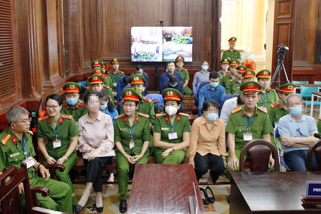 Các bị cáo tại phiên tòa ngày 27/3. (Ảnh: Thanh Vũ/TTXVN) ttxvn_van thinh phat 3.jpg