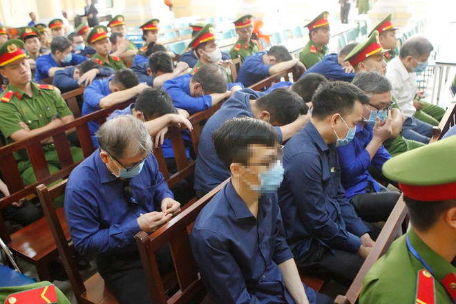 Các bị cáo tại phiên tòa ngày 27/3. (Ảnh: Thanh Vũ/TTXVN) ttxvn_van thinh phat 2.jpg