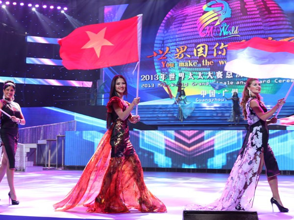 Thí sinh Mrs World thi trang phục truyền thống dân tộc ảnh 1