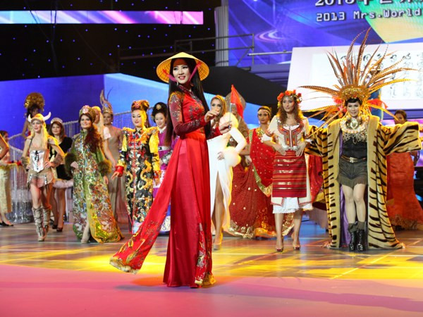 Thí sinh Mrs World thi trang phục truyền thống dân tộc ảnh 2