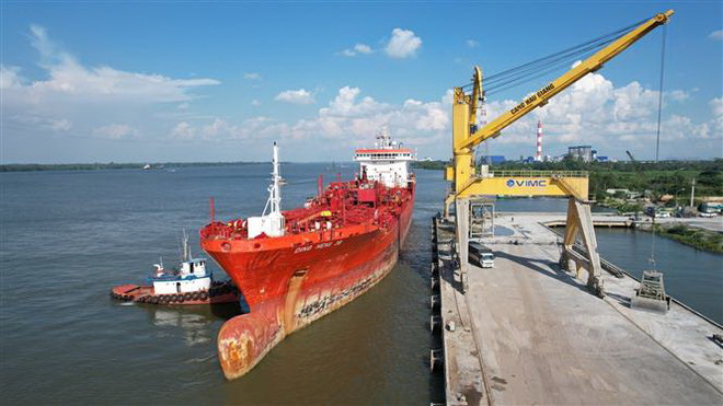 Hậu Giang: Lần đầu tiếp nhận tàu trọng tải 20.000 tấn vào sông Hậu ảnh 1