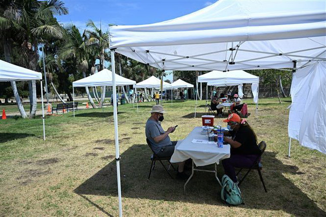 Một điểm tiêm vaccine phòng bệnh đậu mùa khỉ ở Los Angeles, bang California, Mỹ. (Ảnh: AFP/TTXVN) Nhìn lại thế giới năm 2022: Ứng phó với nguy cơ 'dịch chồng dịch' ảnh 2