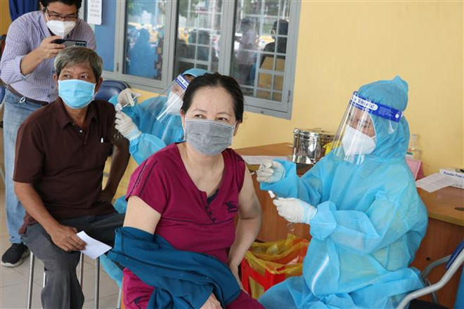 Số ca mắc trong cộng đồng vẫn cao, các địa phương tăng tốc tiêm chủng ảnh 1