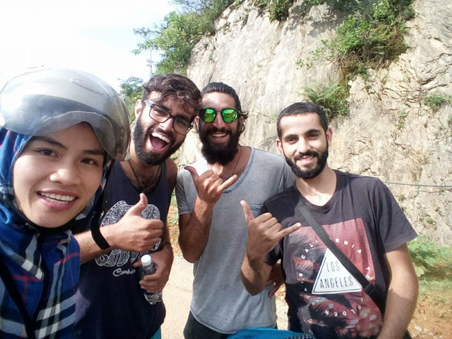 Khách tây thích thú với những cung đường trekking ở Đà Bắc. (Ảnh: Vietnam+) Bài 2 - Du lịch Đà Bắc: Diện mạo mới từ những ‘hạt giống’ đầu tiên ảnh 5