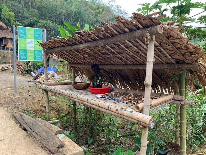 Quầy hàng 'tự giác' ở xóm Tiền Phong, người mua tự bỏ tiền tương ứng với giá trị món hàng. (Ảnh: PV/Vietnam+) Bài 2 - Du lịch Đà Bắc: Diện mạo mới từ những ‘hạt giống’ đầu tiên ảnh 3