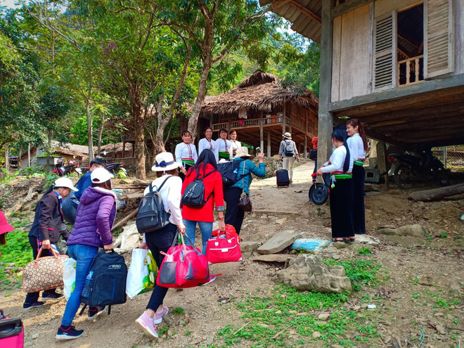 Khách đến thăm quan mô hình du lịch cộng đồng ở Đà Bắc. (Ảnh: Vietnam+) Bài 2 - Du lịch Đà Bắc: Diện mạo mới từ những ‘hạt giống’ đầu tiên ảnh 1