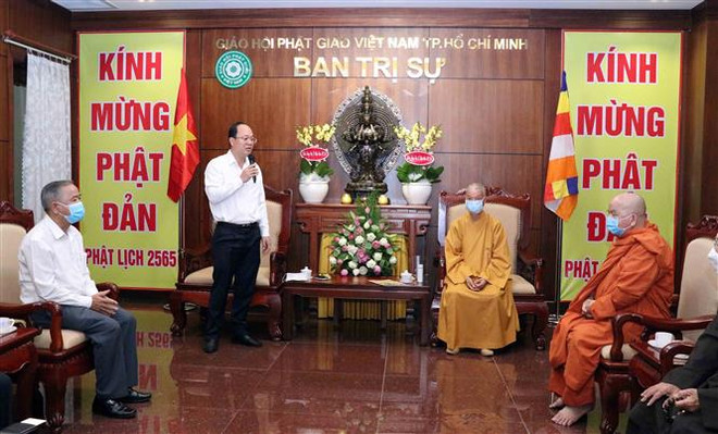 Tại Việt Nam Quốc tự, ông Nguyễn Hồ Hải, Phó Bí thư Thành ủy Thành phố (đứng) dẫn đầu đoàn đại biểu Thành phố tới thăm, chúc mừng Hòa thượng Thích Trí Quảng, Phó Pháp chủ Hội đồng Chứng minh Giáo hội Phật giáo Việt Nam, Chủ tịch Ban Trị sự Giáo hội Phật giáo Việt Nam Thành phố Hồ Chí Minh nhân đại lễ Phật đản năm 2021. (Ảnh: Xuân Khu/TTXVN) Lãnh đạo TP.HCM chúc mừng một số cơ sở Phật giáo nhân lễ Phật đản ảnh 2