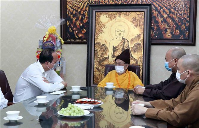 Ông Nguyễn Hồ Hải, Phó Bí thư Thành ủy Thành phố (đầu tiên bên trái) dẫn đầu đoàn đại biểu Thành phố tới thăm, chúc mừng Đại lão Hòa thượng Thích Đức Nghiệp, Phó Pháp chủ Hội đồng Chứng Minh Giáo hội Phật giáo Việt Nam (áo vàng) nhân đại lễ Phật đản năm 2021. (Ảnh: Xuân Khu/TTXVN) Lãnh đạo TP.HCM chúc mừng một số cơ sở Phật giáo nhân lễ Phật đản ảnh 1