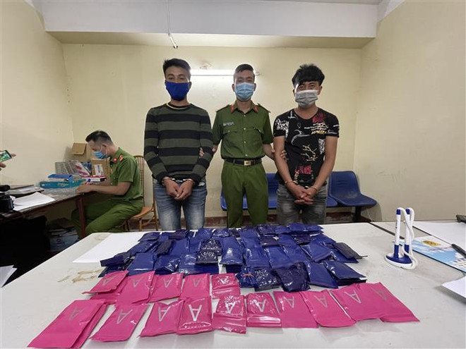 Sơn La: Bắt giữ hai đối tượng, thu 18.000 viên ma túy tổng hợp ảnh 1