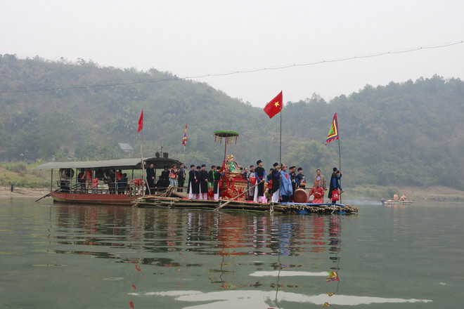 Lễ rước Mẫu sang sông tại Đền Đông Cuông. (Ảnh: Việt Dũng/TTXVN) ttxvn_ruoc mau sang song.jpg