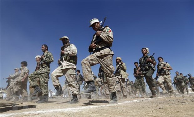 Các tay súng Houthi tại Sanaa, Yemen. (Ảnh: AFP/TTXVN) Iran kêu gọi tổ chức đối thoại khu vực để giải quyết khủng hoảng Yemen ảnh 1