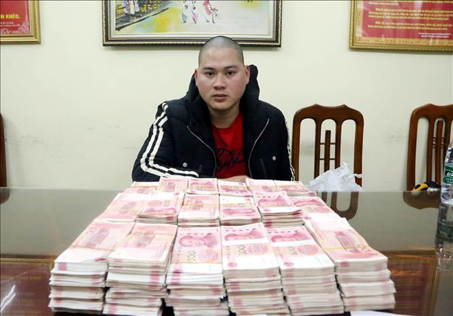 Đối tượng Phan Văn Đông cùng tang vật của vụ án. Lạng Sơn: Phá vụ vận chuyển trái phép tiền tệ qua biên giới ảnh 1
